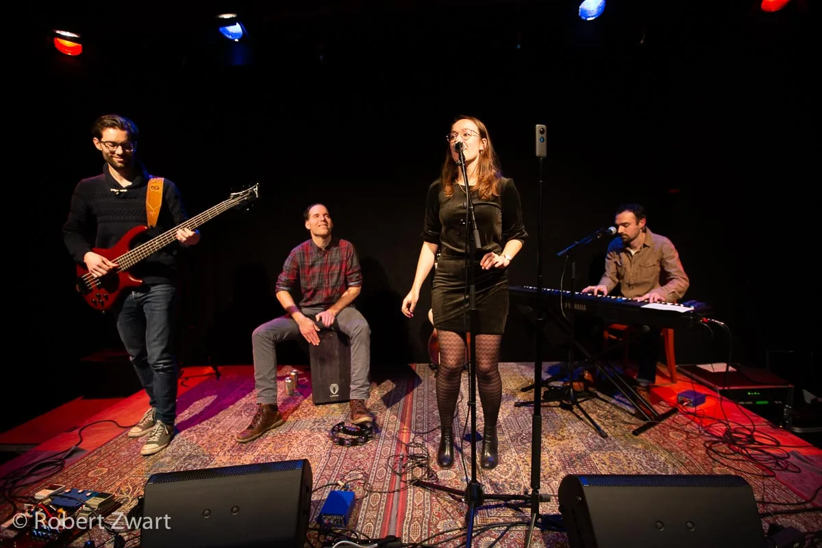 Isis op het podium met haar band, foto Robert Zwart