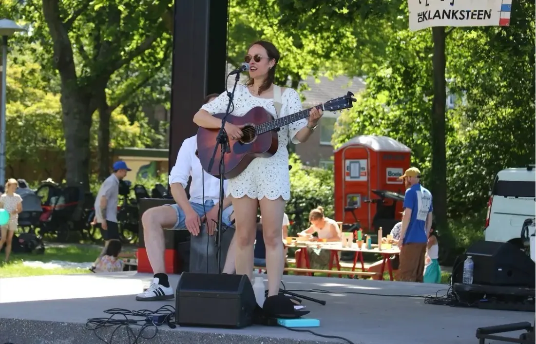 Buitenoptreden met gitaar