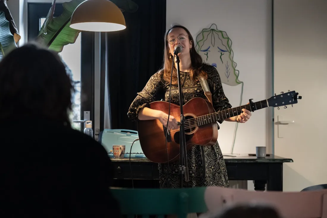 Huiskamerconcert met gitaar voor een kleine groep gasten