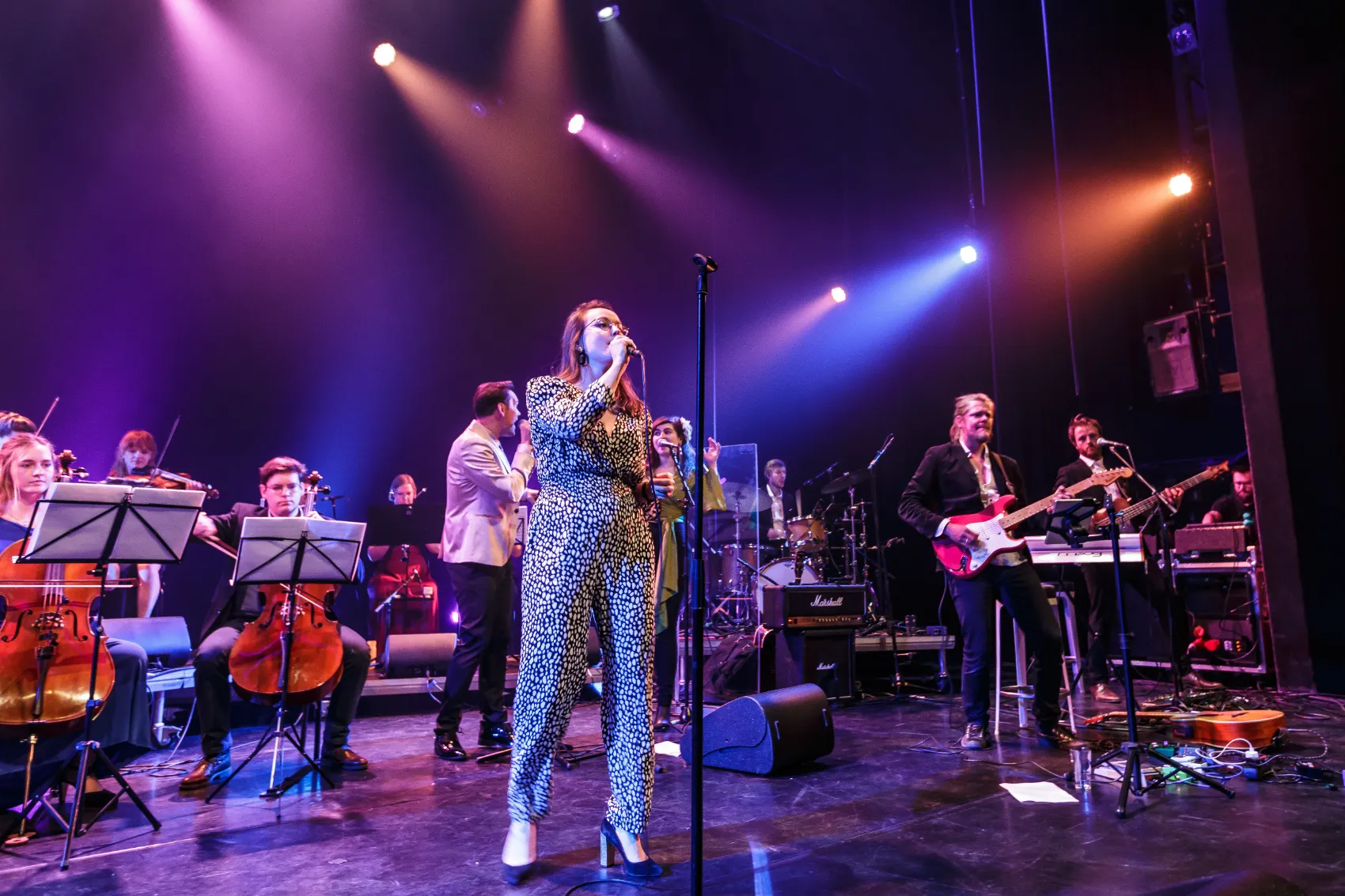 Theatervoorstelling met orkest, Isis als zangeres op het podium
