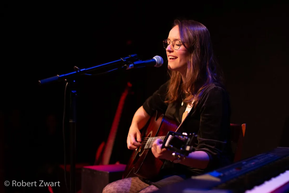 Solo-optreden met gitaar in een klein theater, foto Robert Zwart