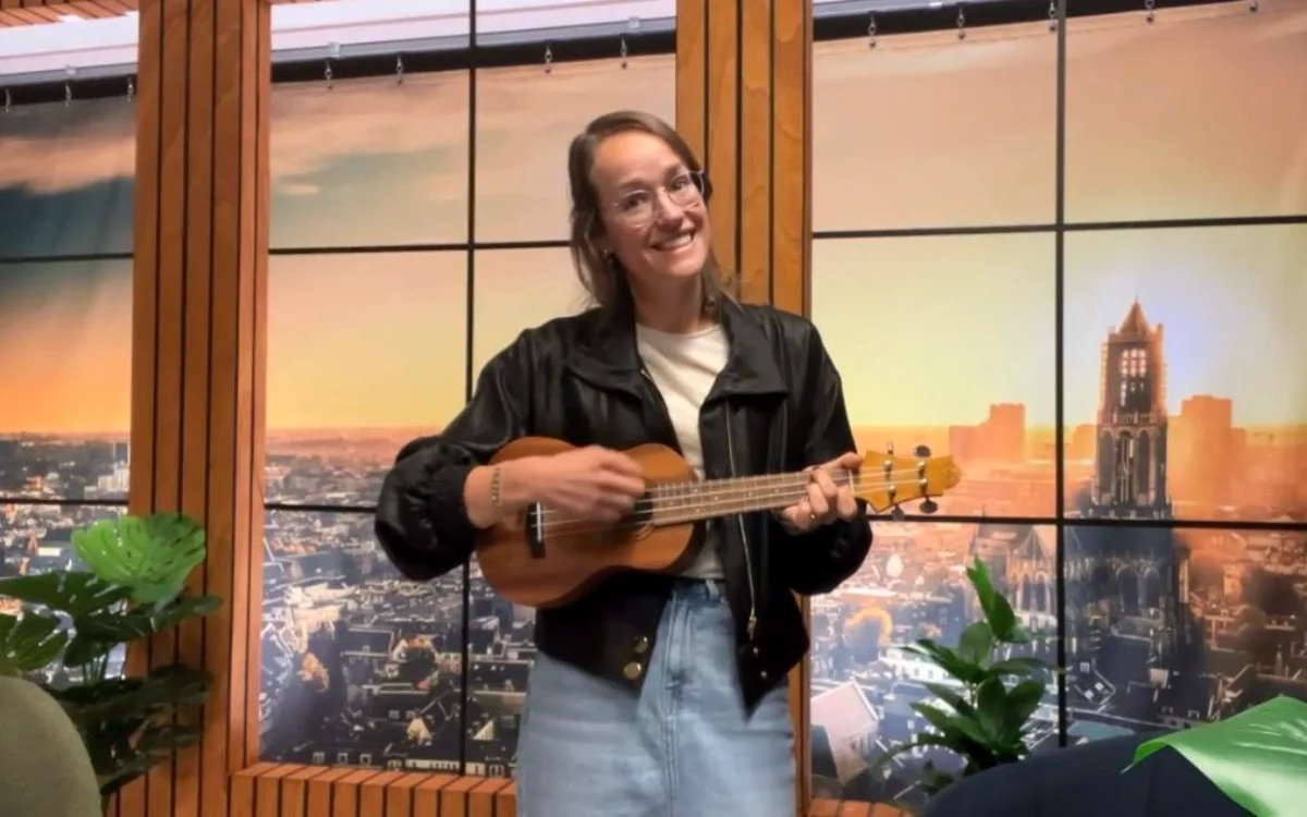 Isis met ukelele in de studio