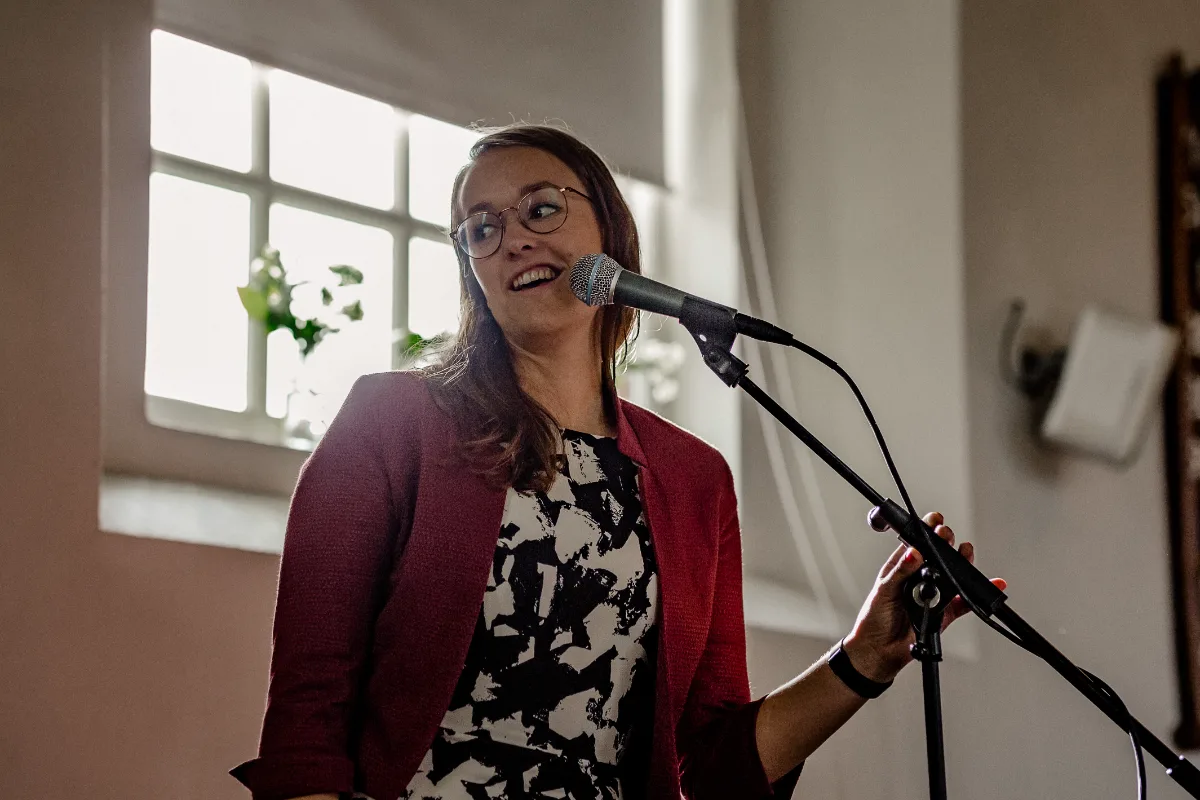 Isis met gitaar bij daglicht tijdens een optreden op een bruiloft